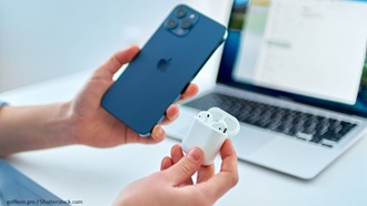 Apple iPhone con pc e cuffie bluetooth
